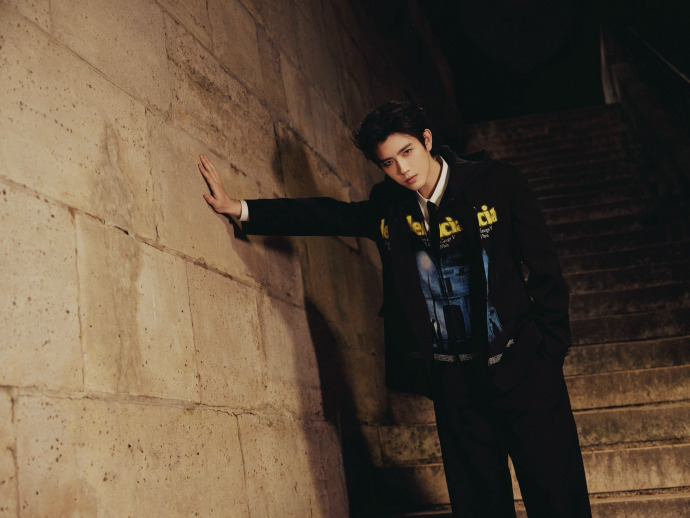 陈飞宇巴黎世家全球首穿谁被陈飞宇这次巴黎时装周造型狠狠惊艳到！全球首穿待遇，妆造