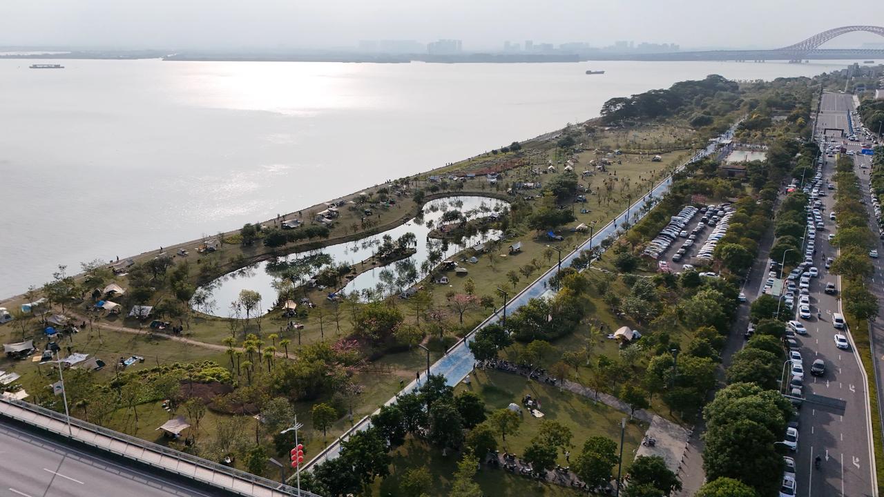 实拍南沙超级堤露营地，南沙最热闹的珠江湾露营地好多人、好热闹