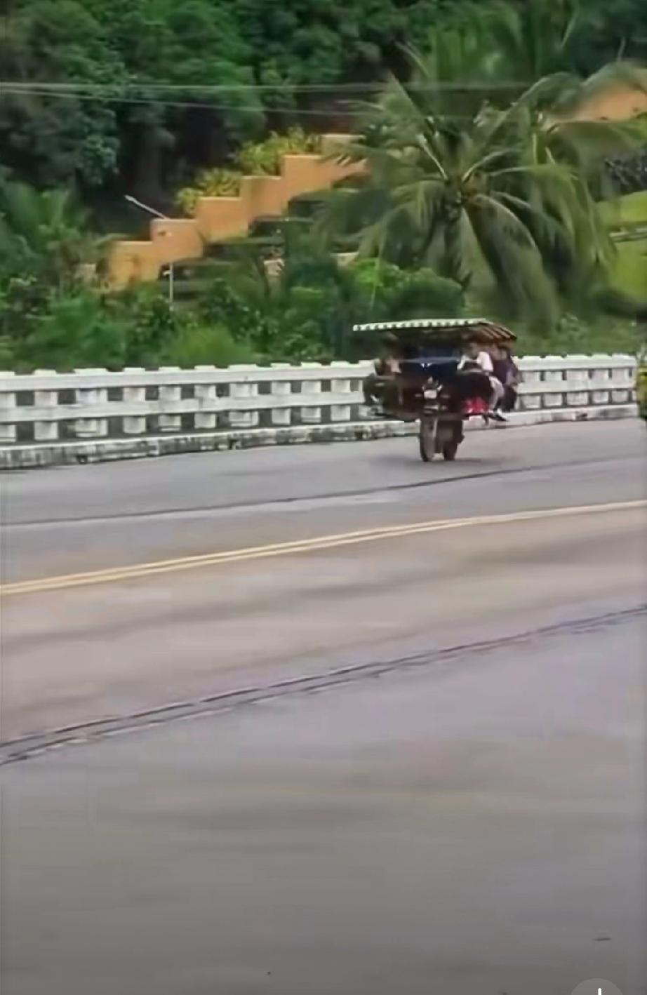 菲律宾摩托车公交，这种车也遇到红绿灯怎么办？菲律宾轮船 马尼拉机场巴士 马尼拉T