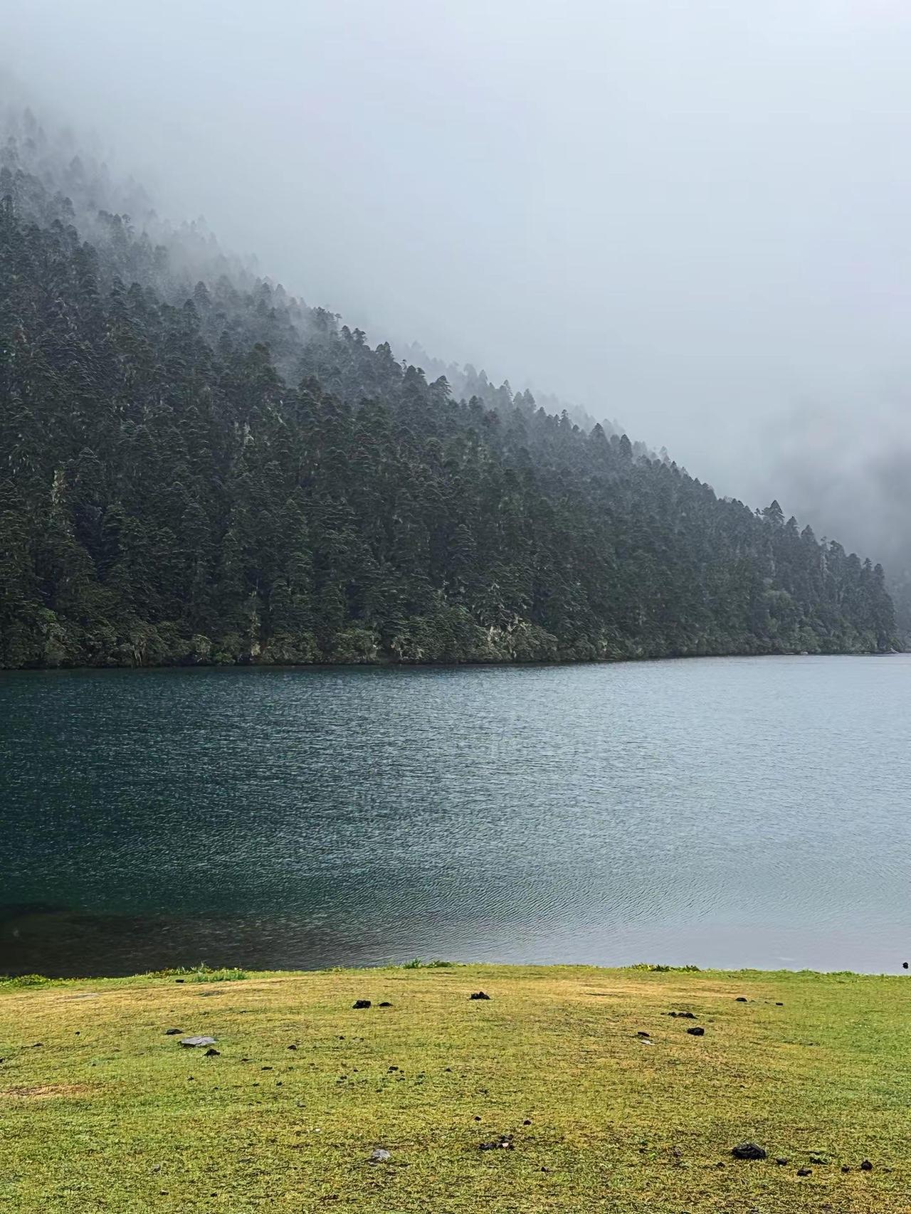 连绵阴雨的香格里拉无底湖 雨季来的让人猝不及防，天天闷在酒店快要发霉了，原本规划
