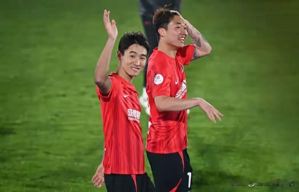 武汉三镇VS成都蓉城，这三个细节可以关注下：
1. 从三镇出走的韦世豪和严鼎皓等