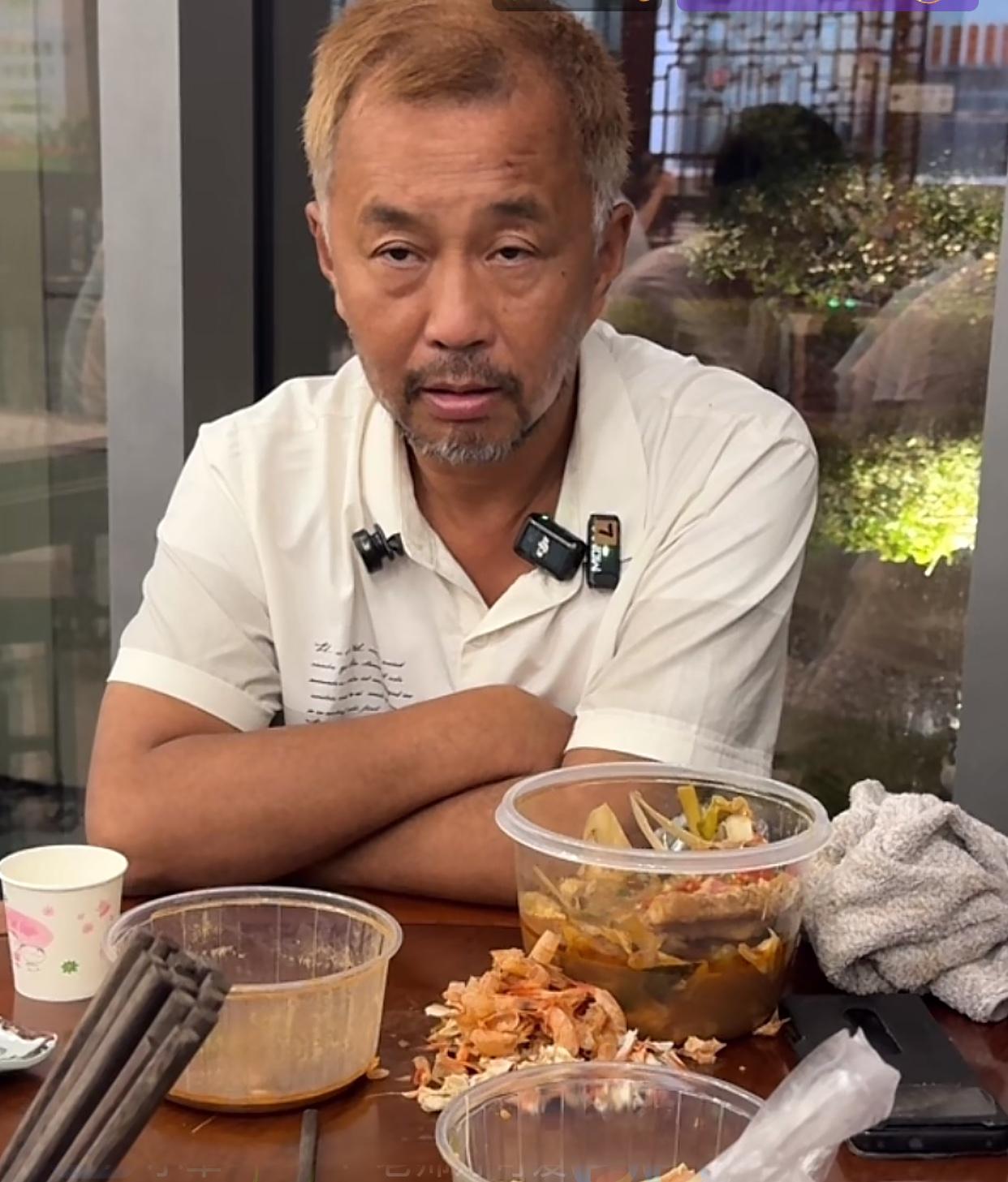沈巍明天去参加网红9红的活动，关于是否要开播，他说要问助理小刘，小刘决定播不播[