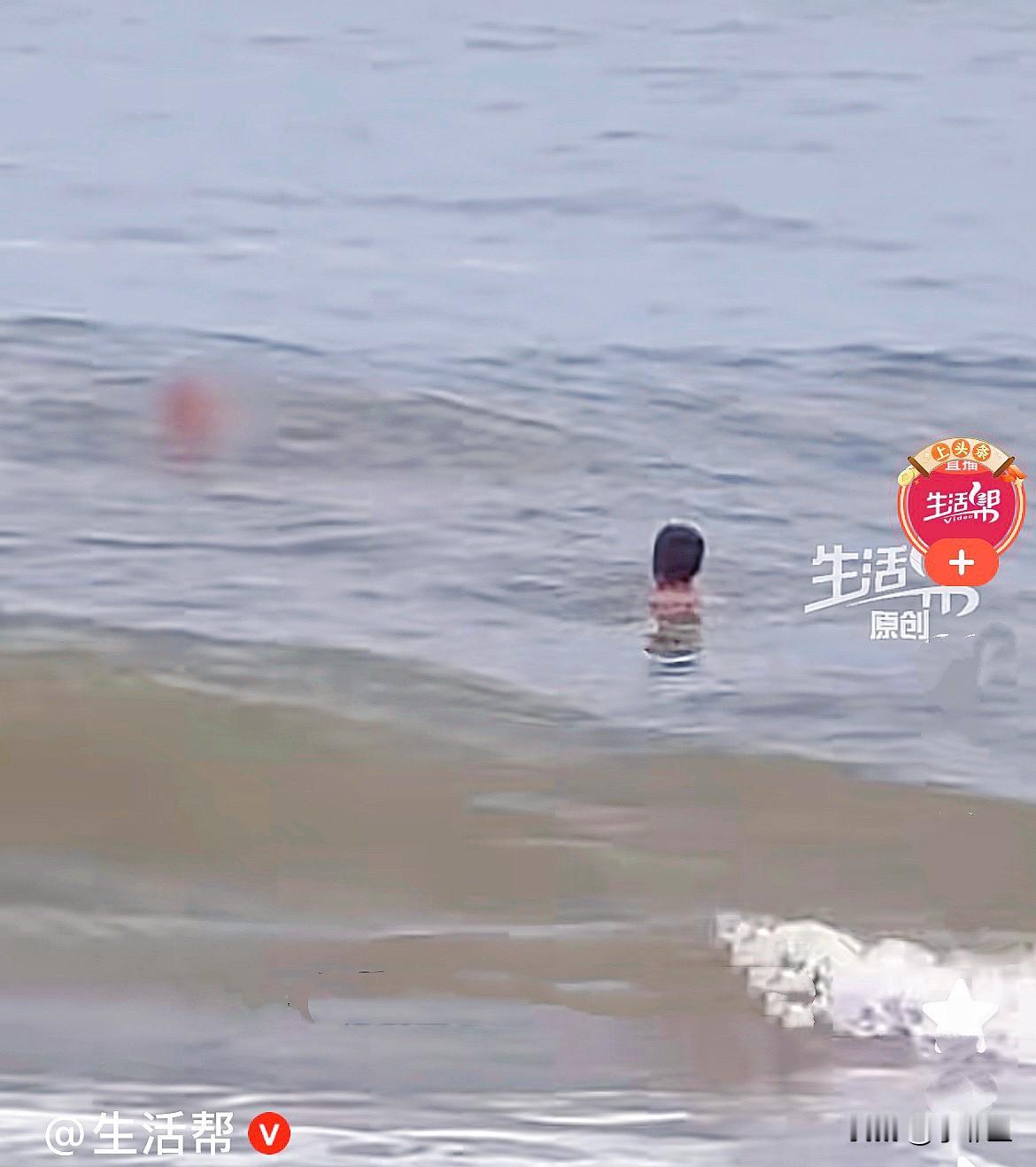 近日，山东青岛海边一名男子不慎失足掉入大海。海水暗流汹涌，落水男子很快体力透支，