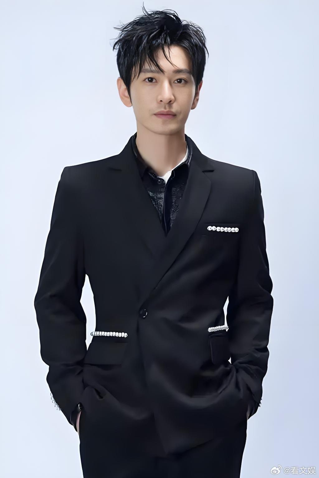 前辈式可爱✨黄晓明用“饭撒”比心，黄宗泽被整得一脸懵，霸总同框秒变搞笑现场，谁看