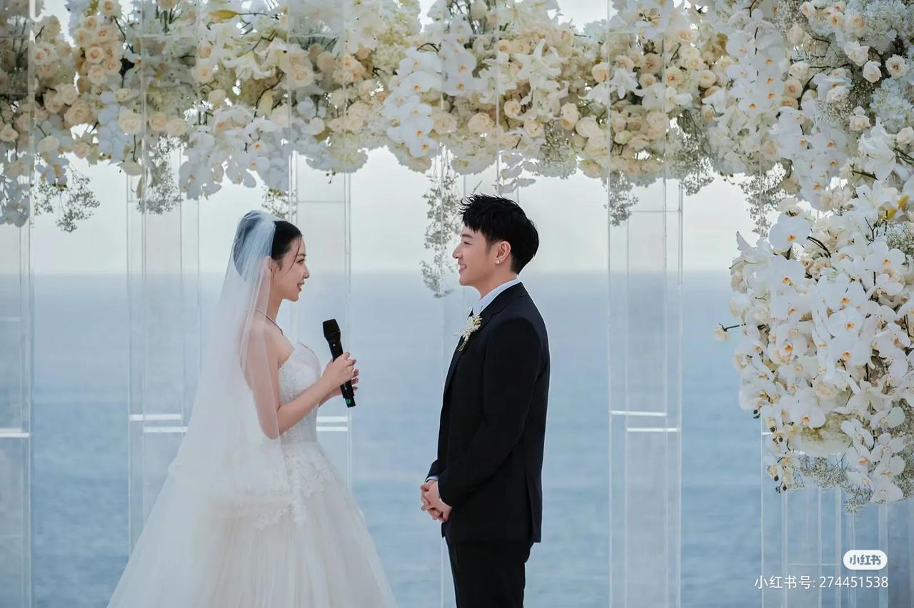 祝福潘少，爱情事业双丰收，巡回演唱会也正在上演，反观你的好兄弟小猪，糊涂啊！