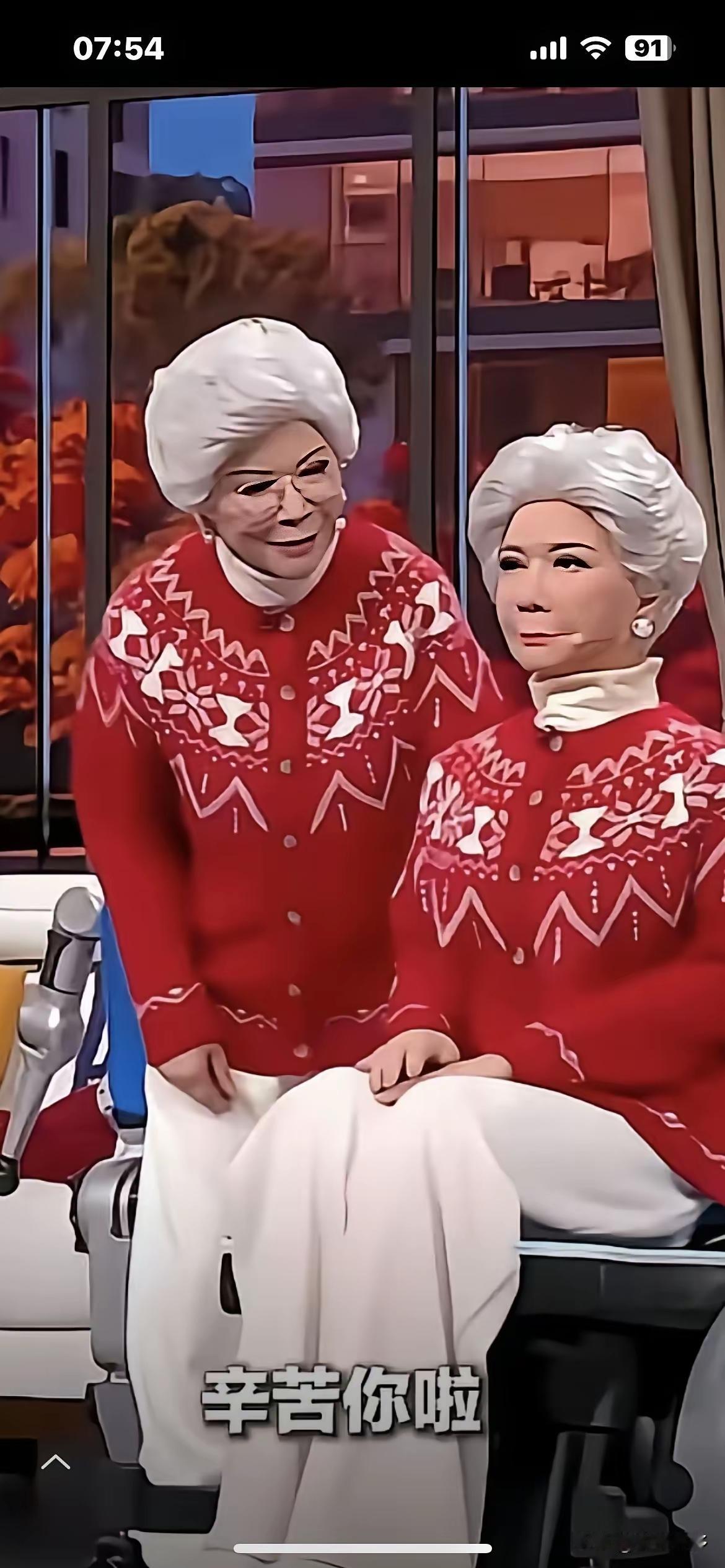 今年，当64岁的蔡明推着另一个“蔡明”出现在2026春晚舞台时，弹幕里瞬间炸开了