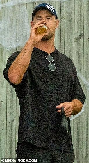 克里斯海姆斯沃斯月初在拜伦湾一后院里参加派对，和弟弟Liam等朋友喝酒小聚 