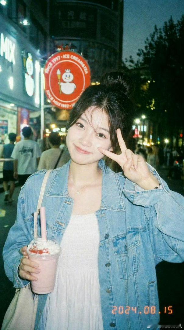 这些图片居然都是AI的这么看还是能看出亮的部分有点假的，要是在微信里传几遍，估计