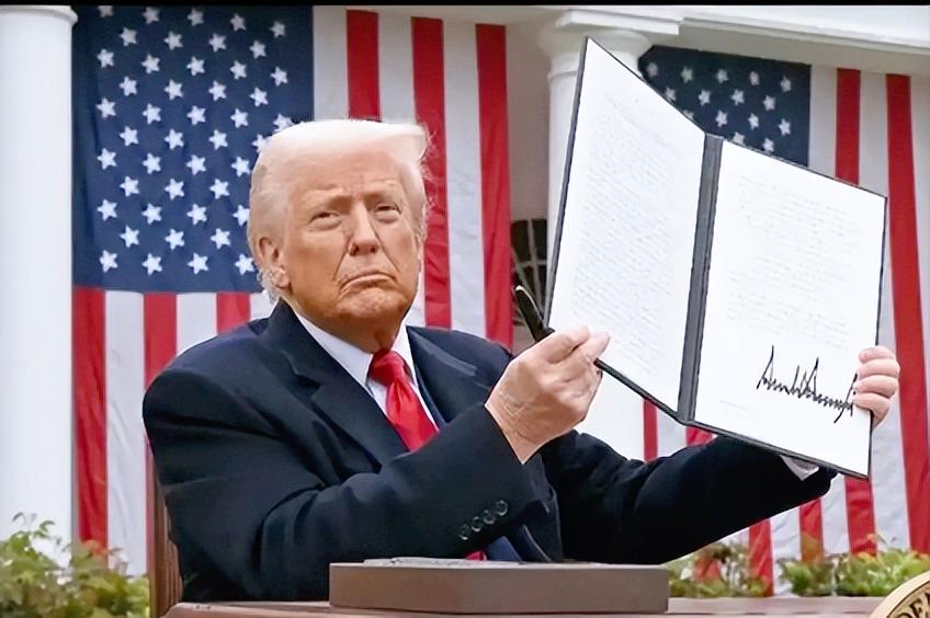 特朗普在社交平台上放话，说自己只要签个字就能让百亿美金进美国腰包，还吐槽别国总薅