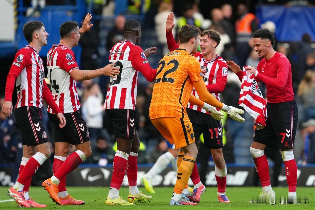 英超历史上仅有5支升班马在前9轮拿分超过桑德兰（17分）...
其中4支最终排名