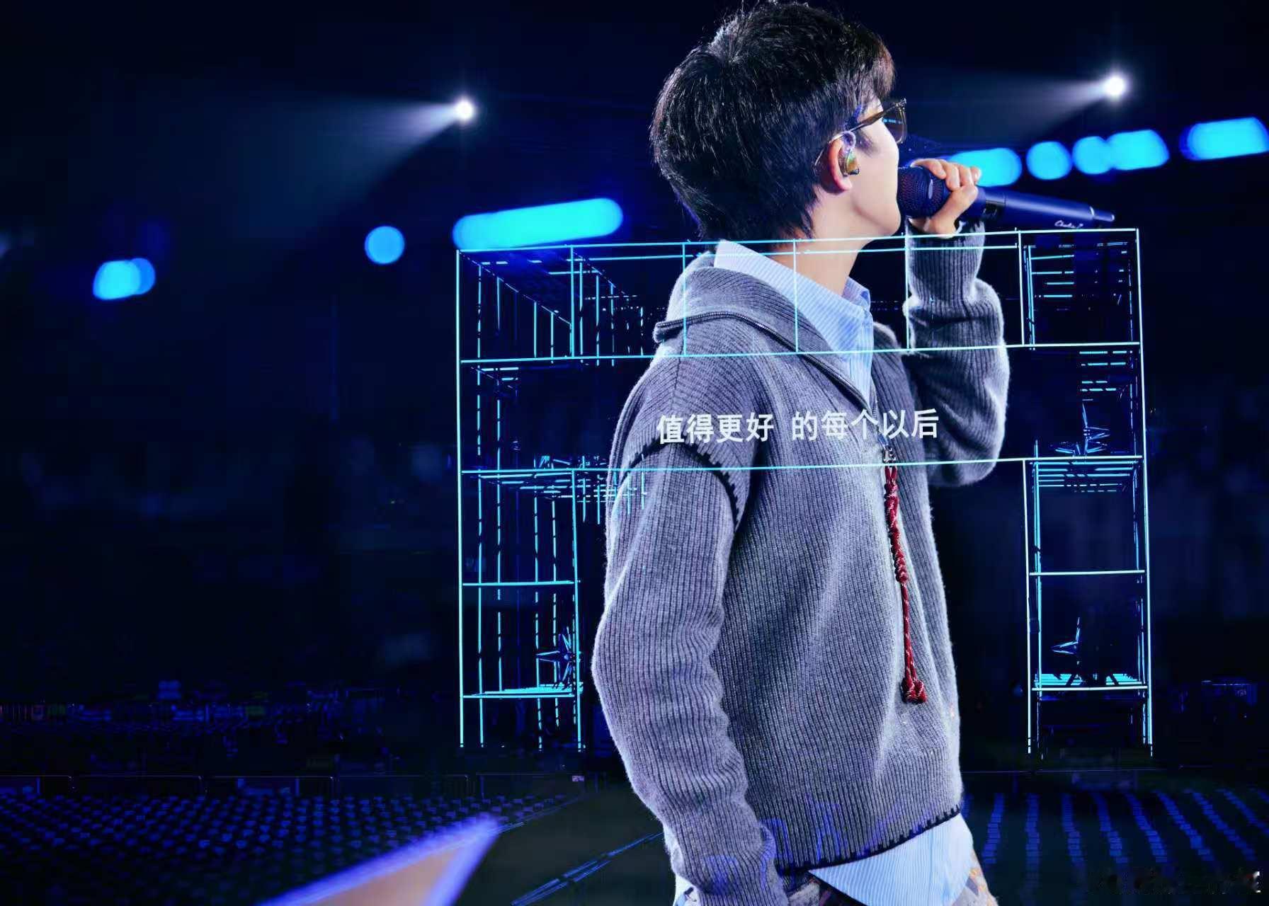 周深举这牌班味一下就上来了 周深在节目中举着牌子，那神情仿佛写满了打工人的无奈与