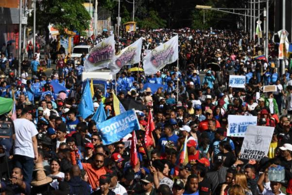 委内瑞拉老百姓冲击总统府了！罗德里格斯以为有美国撑腰就能稳坐，清洗反美官员、把经