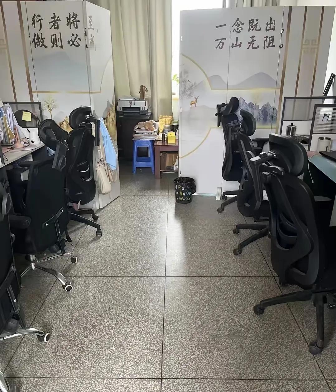 真不知道目前的大学是怎么回事。 网上有人发出某大学一位教授和他带着研究生工作室照