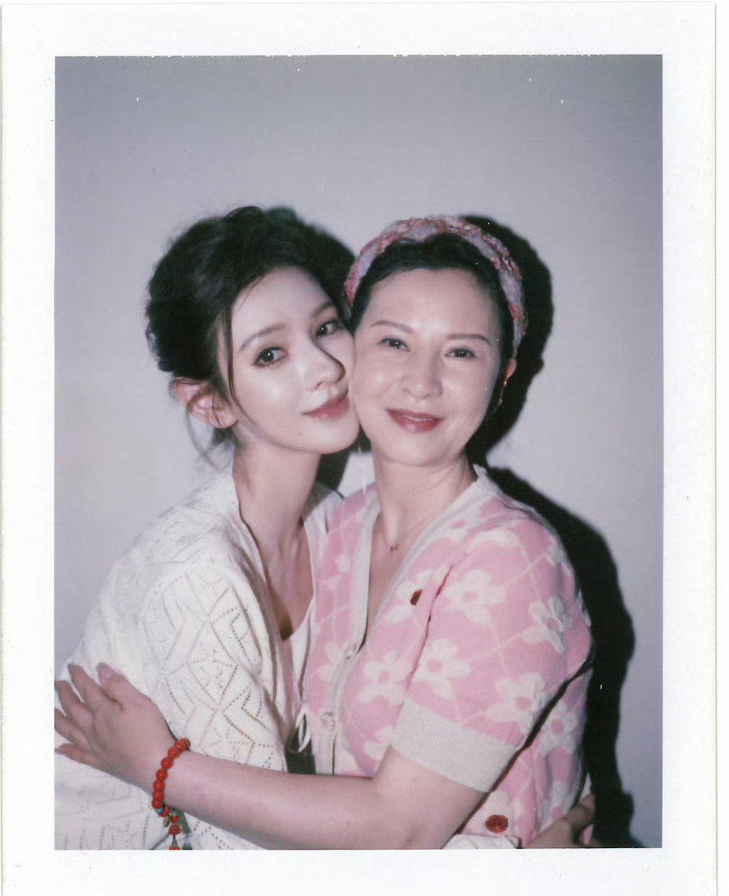 张予曦和妈妈的撕拉片，母女俩真的是粘贴复制，女娲你不要太会捏了[泪] ​​​
