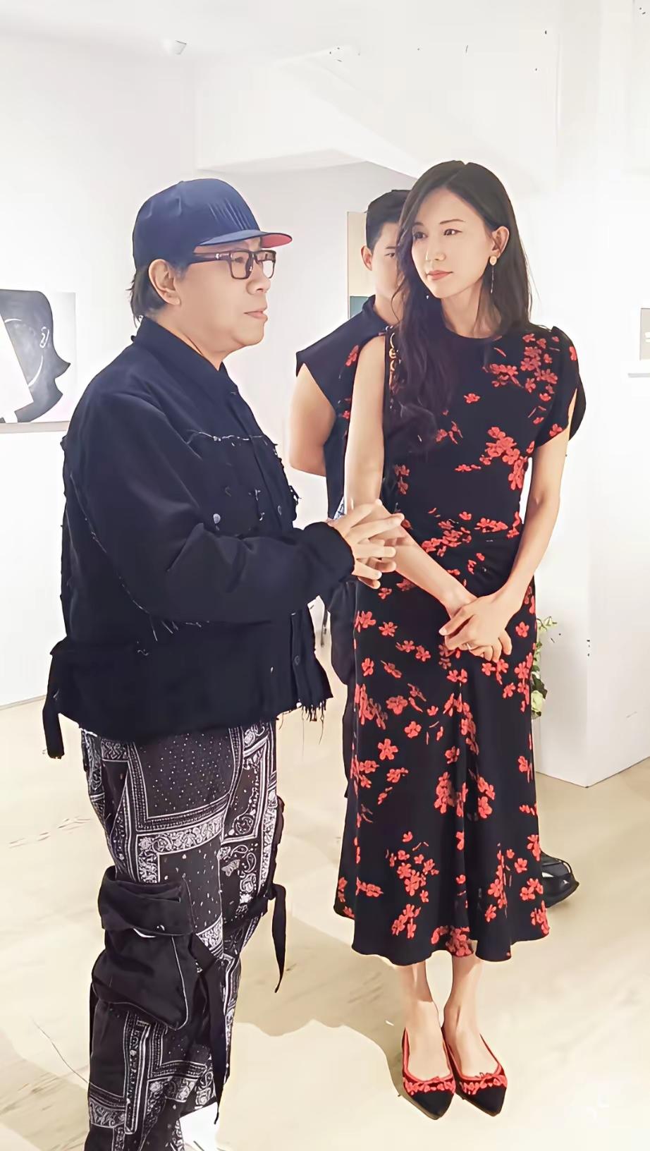 炎炎夏日，如此酷热的天气里，蔡康永竟穿得这般厚实，宛如身处冬季。他难道不热吗？光