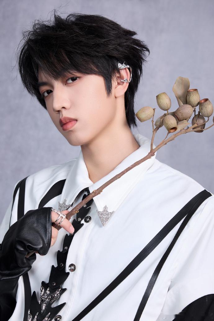 张桂源耳骨夹太going  张桂源荣耀之战，战战战战，耳骨夹也好going！期待