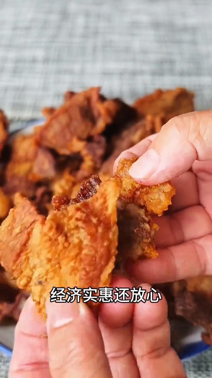 梅花肉软脂渣。
外面卖几十块钱一斤的软脂渣是真的超级好吃，自己在家做经济实惠还放
