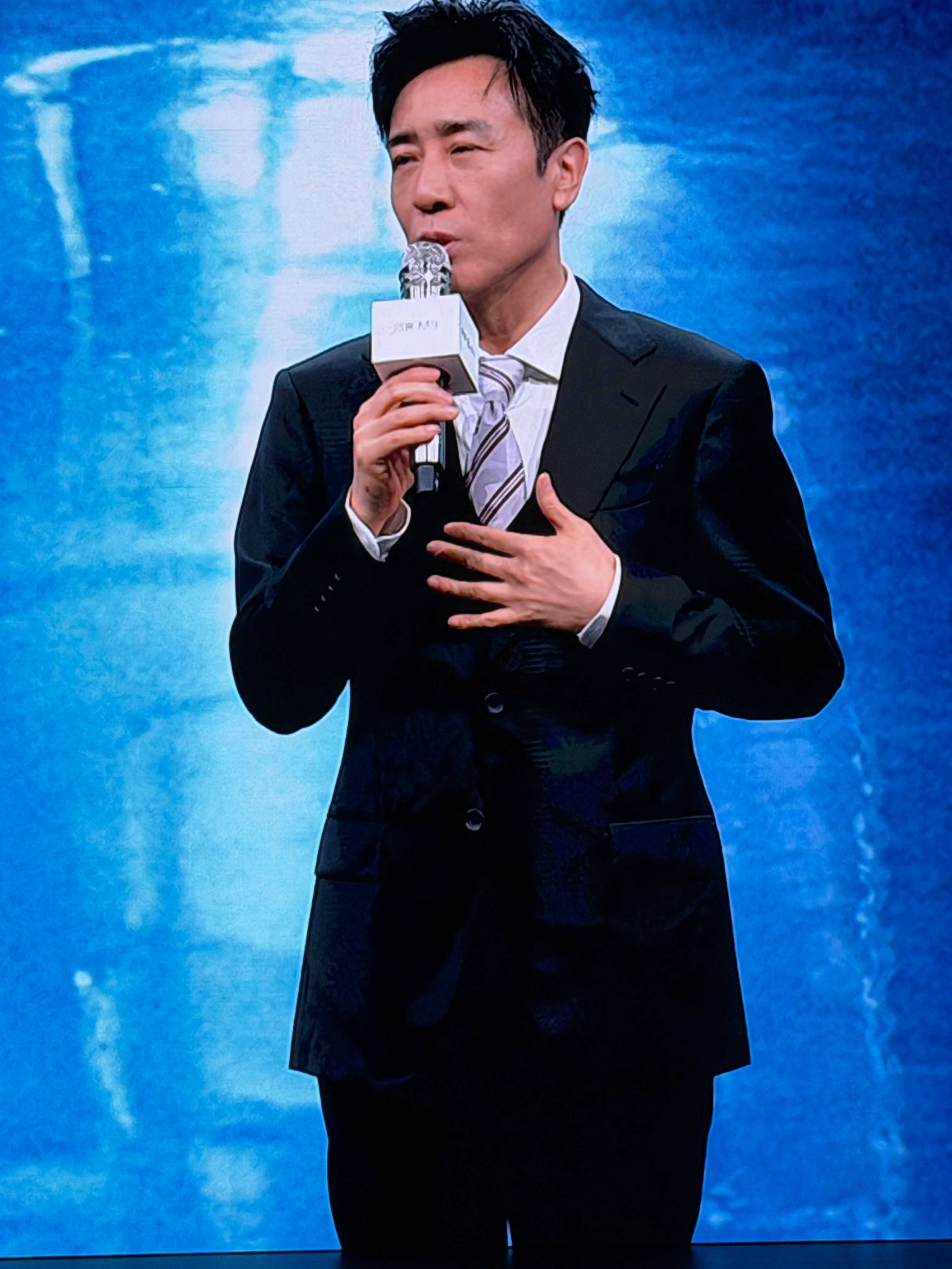 又又又追星成功了～问界M9品牌大使于和伟来也来到了发布会现场，一上来就说“爱华为