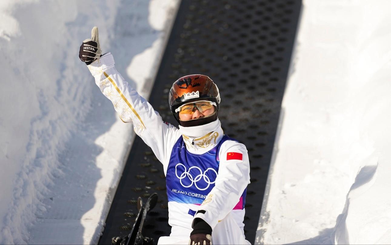 米兰冬奥会 自由式滑雪女子空中技巧预赛，中国名将徐梦桃领衔出战！此刻皆不凡