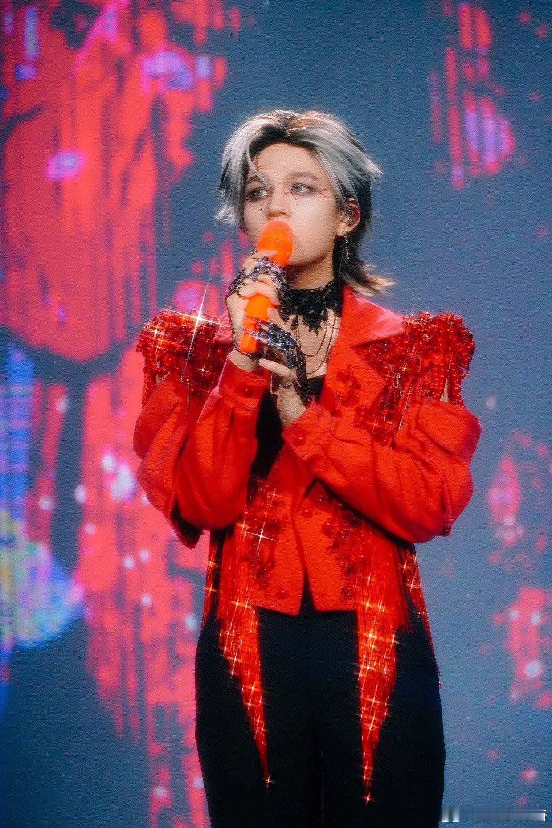 #石凯烟火燃起时演唱会首唱# 石凯以独特的嗓音，将《烟火燃起时》演绎得淋漓尽致。