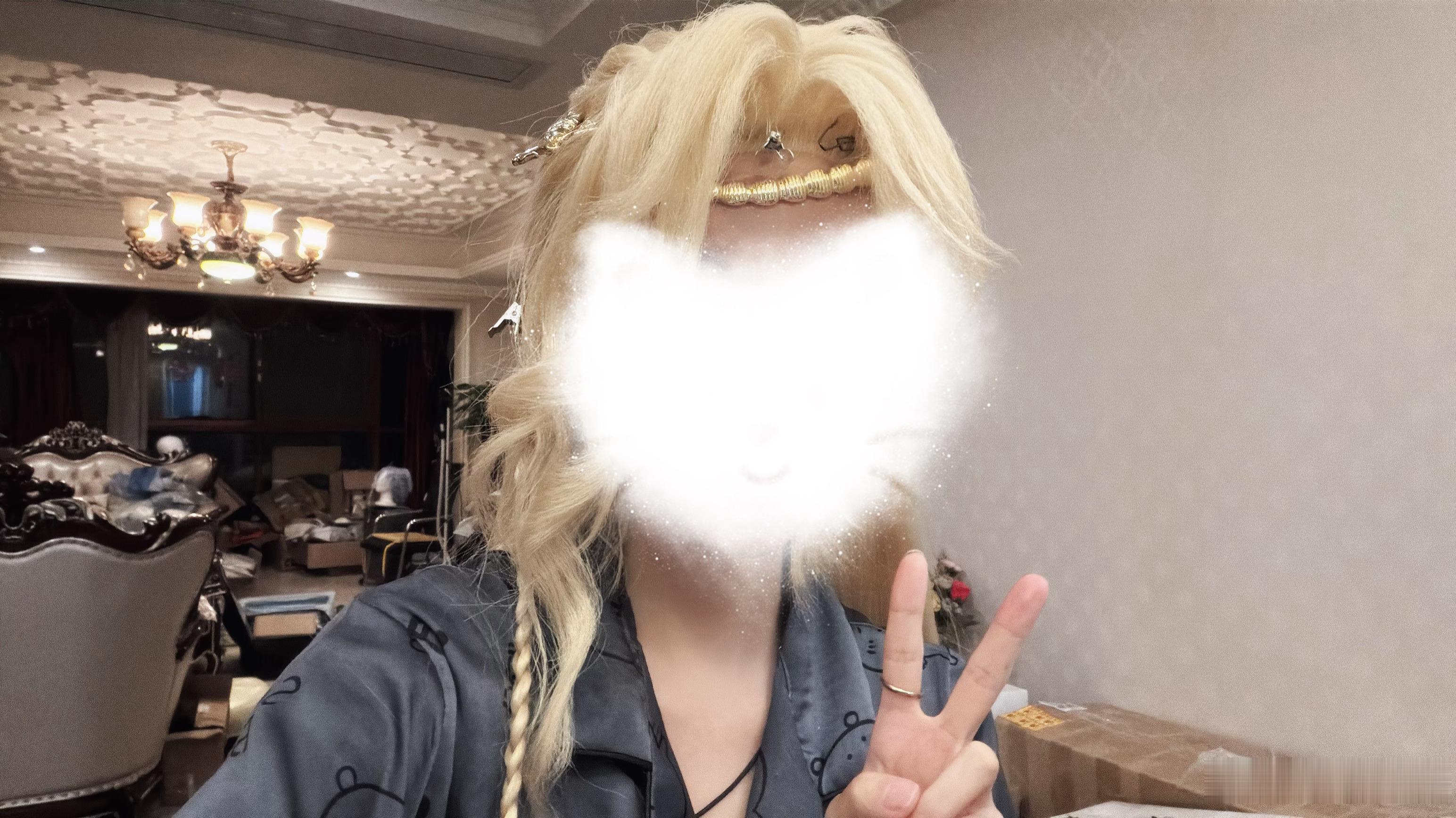 冬夏saki[超话]安柒Annie[超话] 晚上去毛娘那里做了一顶新的蝎哲⭐线下