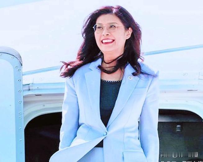 郑丽文坚持两岸同属一个中国，旗帜鲜明地倡导两岸和平交流、反对“台独”分裂行径，其