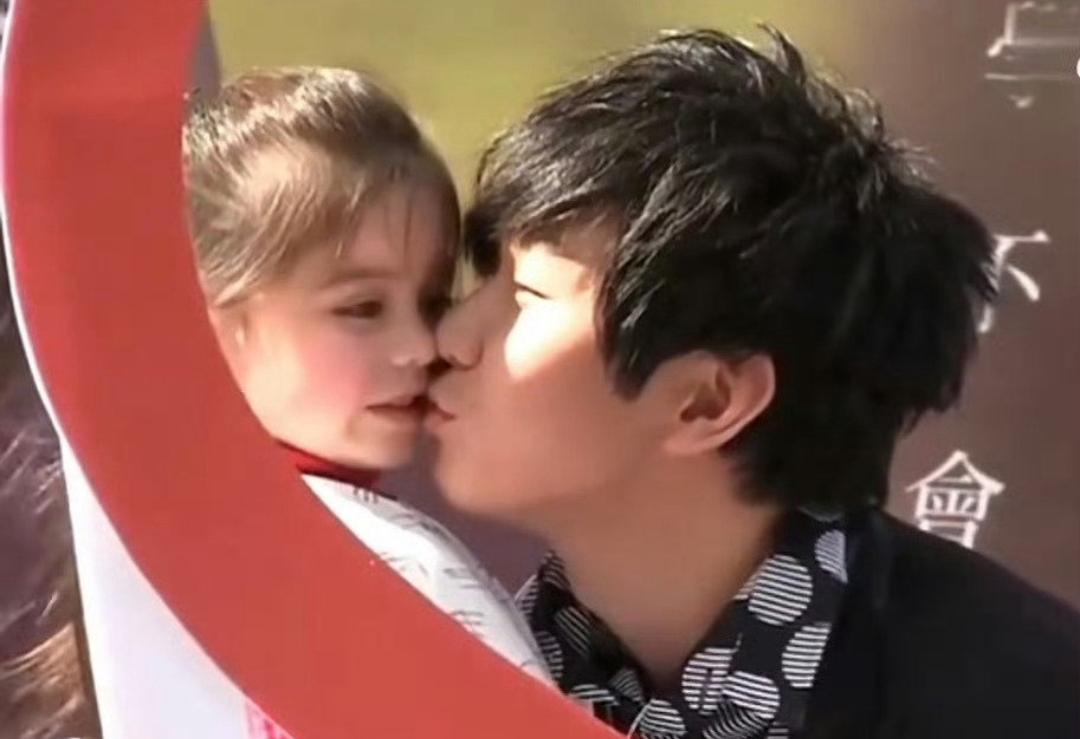 林俊杰早年亲吻小女孩的视频被骂上热搜，真的觉得没必要上纲上线啊！
 
首先说清楚