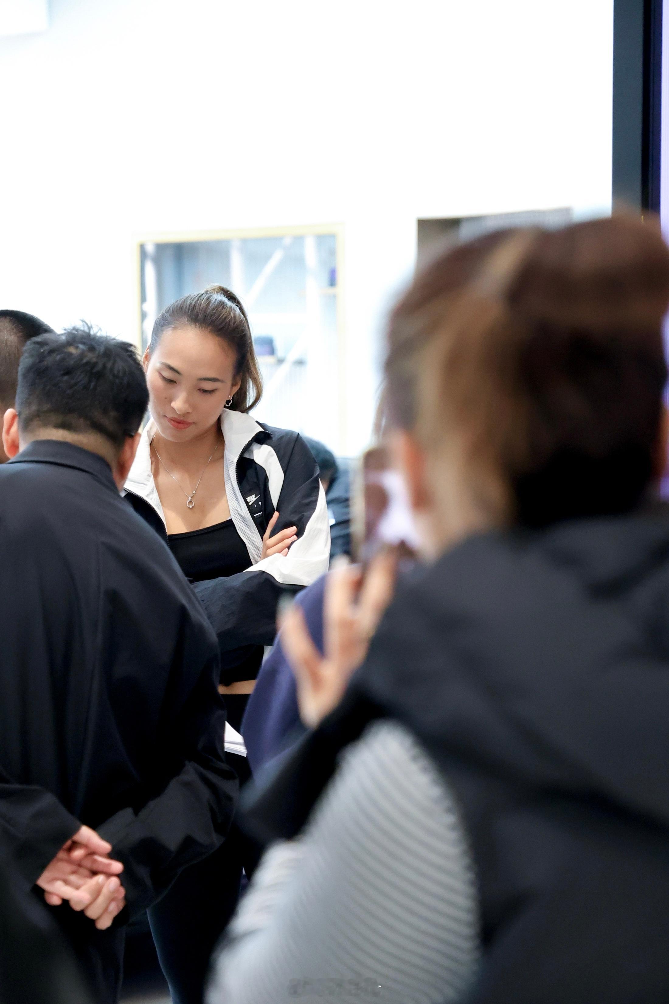 冠军的选择，往往代表时代的方向。近日，有网友在上海上汽奥迪用户中心偶遇奥运冠军郑