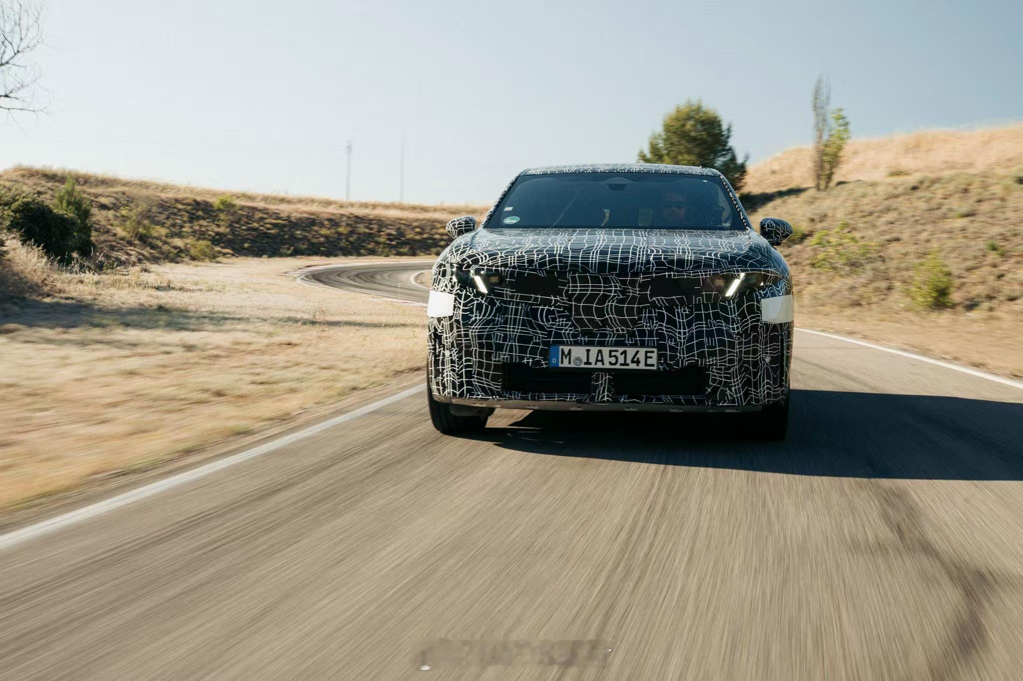 宝马首次展示首款量产新世代车型BMW iX3试装车动态体验。如果说宝马用BMW新