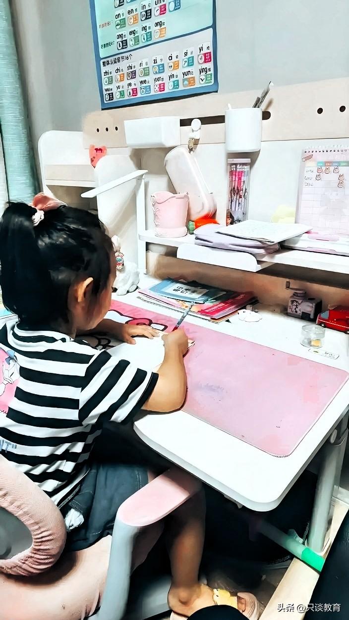 为何现在小孩的学习比以前更辛苦？
相比20-30年前，
貌似现在的孩子的学业压力