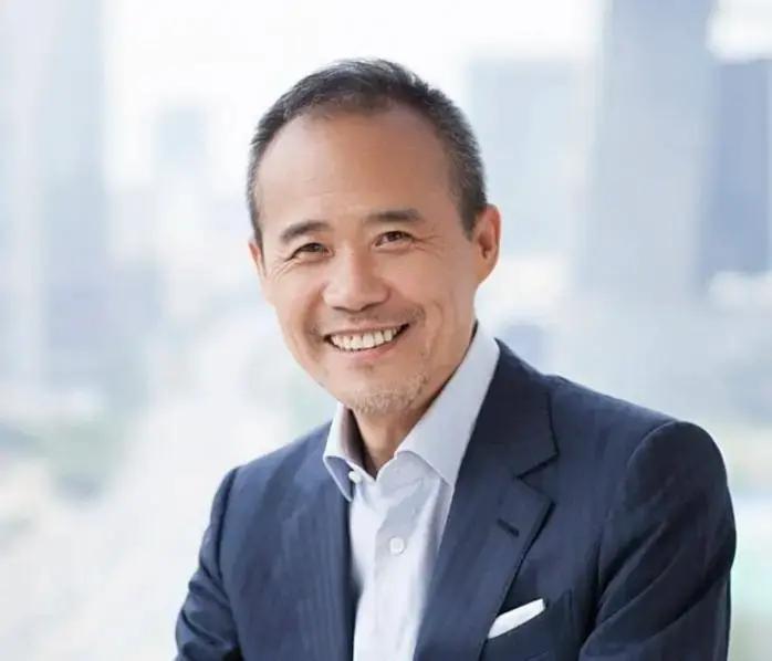 73岁王石牵手42岁田朴珺，6月30日北京晚宴上再同框，一句“Partner”把