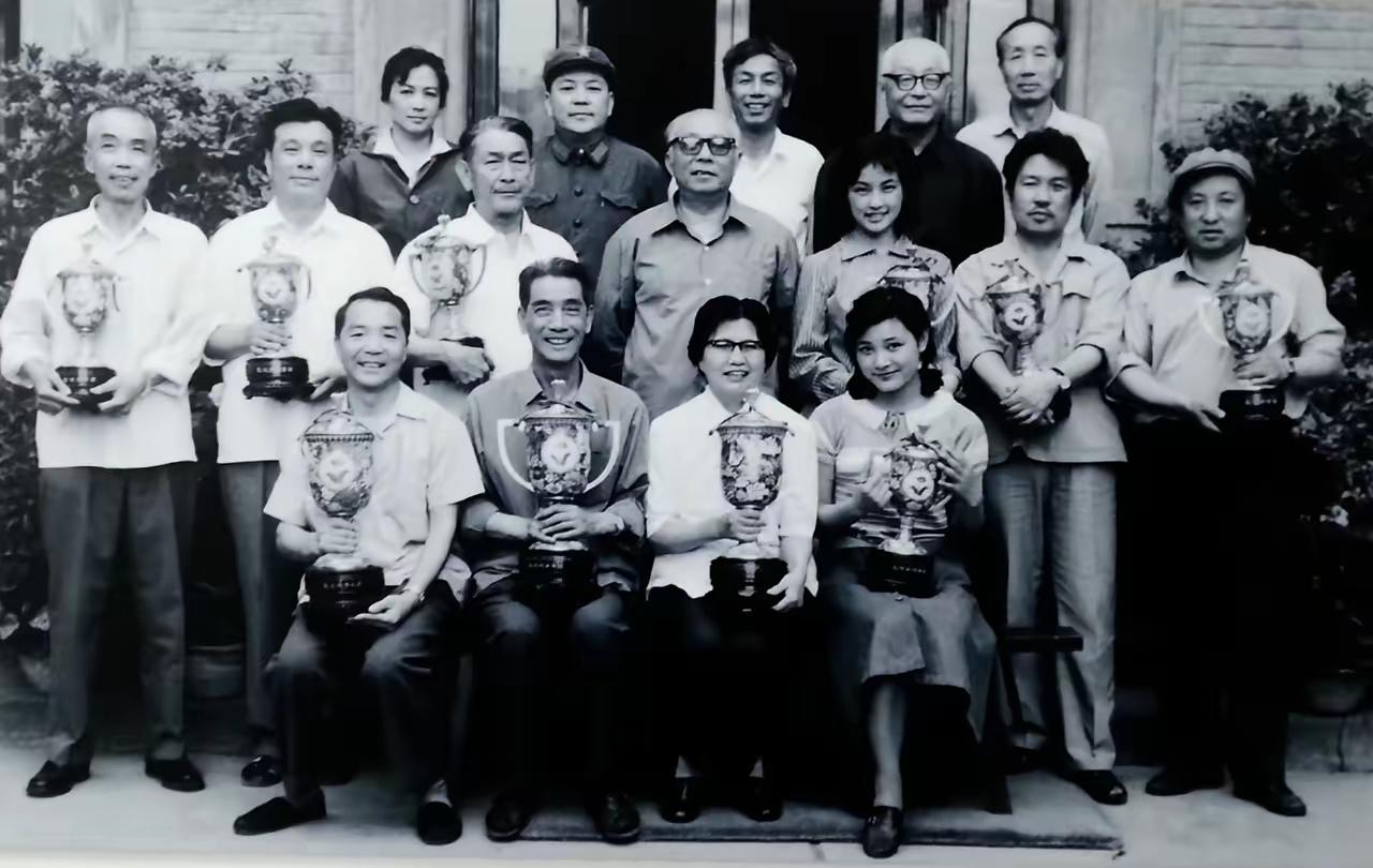 1980年，第三届大众电影百花奖获奖人员全体留影。黑白影像将1980年的瞬间定格