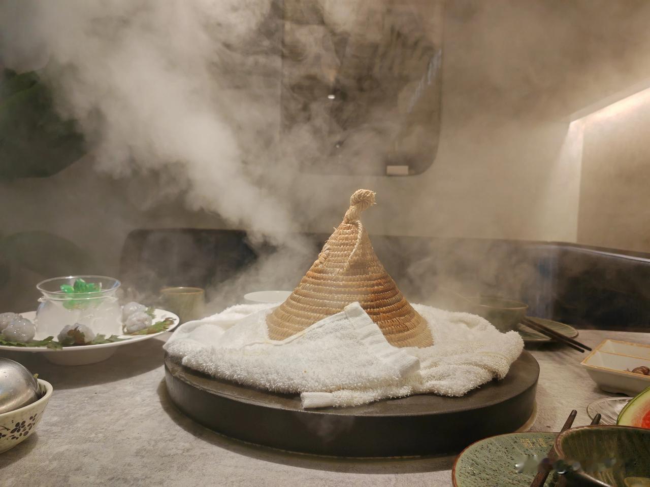 感觉这次伊朗对以色列实施的报复行动，真有点像我吃蒸汽石锅鱼时冒出来的热气：之前酝