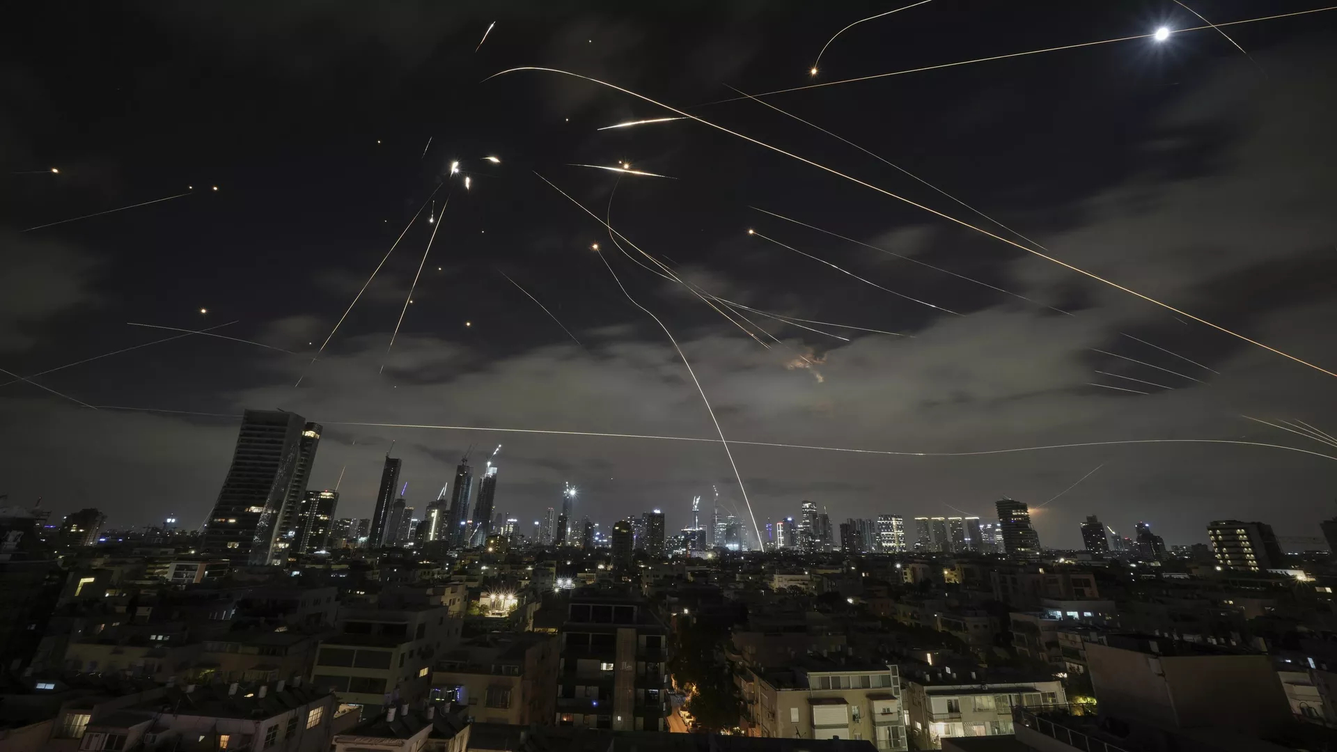 中东局势伊朗发起报复行动能源炸响，中东再无安全区3月19日凌晨，伊朗“真实承诺-