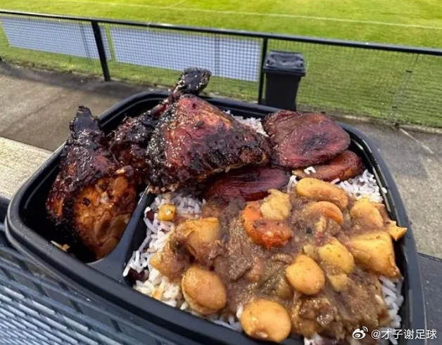 据《太阳报》报道，最近英格兰第九级别联赛图廷&米查姆俱乐部的6英镑豪华套餐，让球