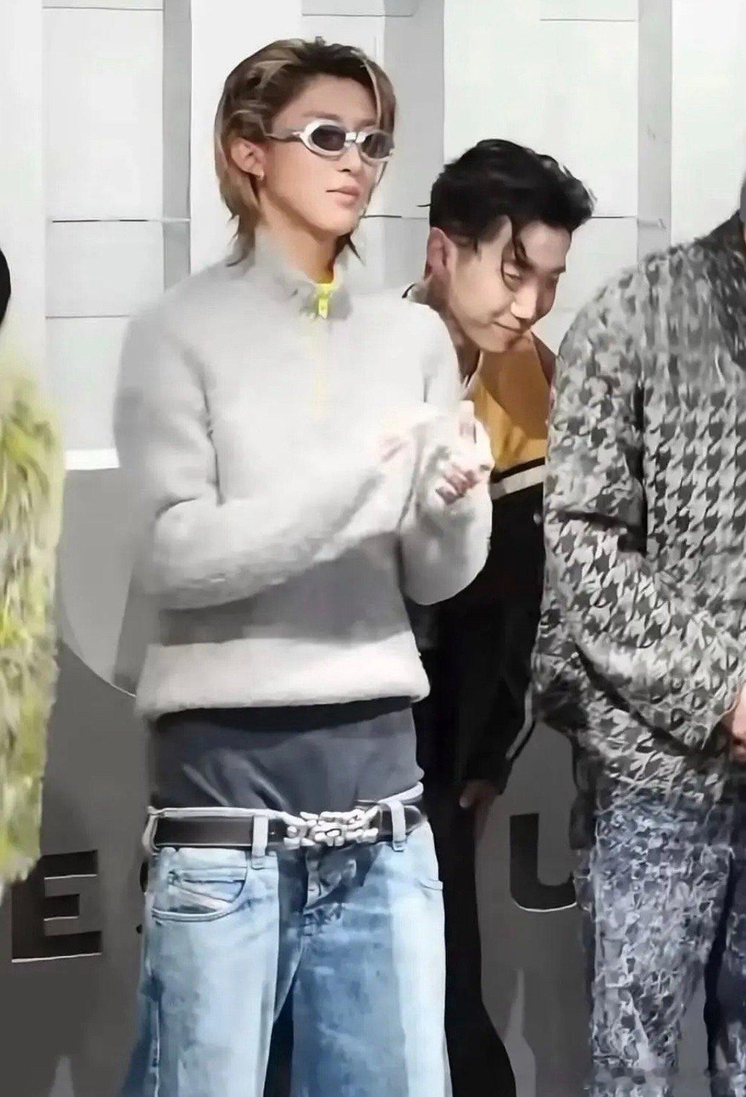 不仔细看还以为裆上长了个青春痘 再这样发展下去 下一代男团的裤子是不是要掉到膝盖