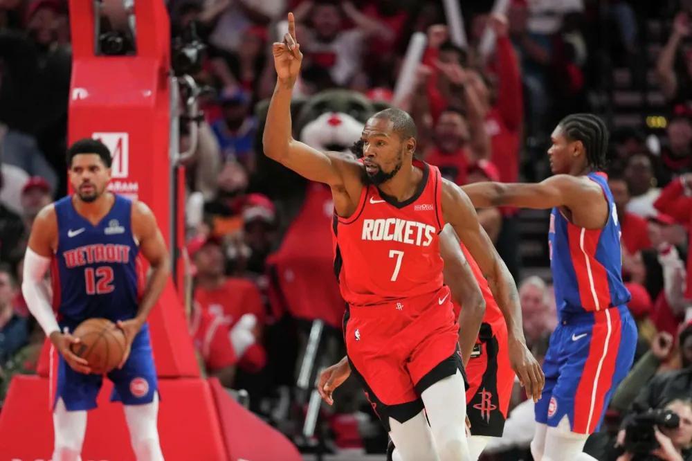 1月24日NBA常规赛进行8场比赛火箭背靠背挑战东部第1活塞，杜兰特交锋坎宁安能