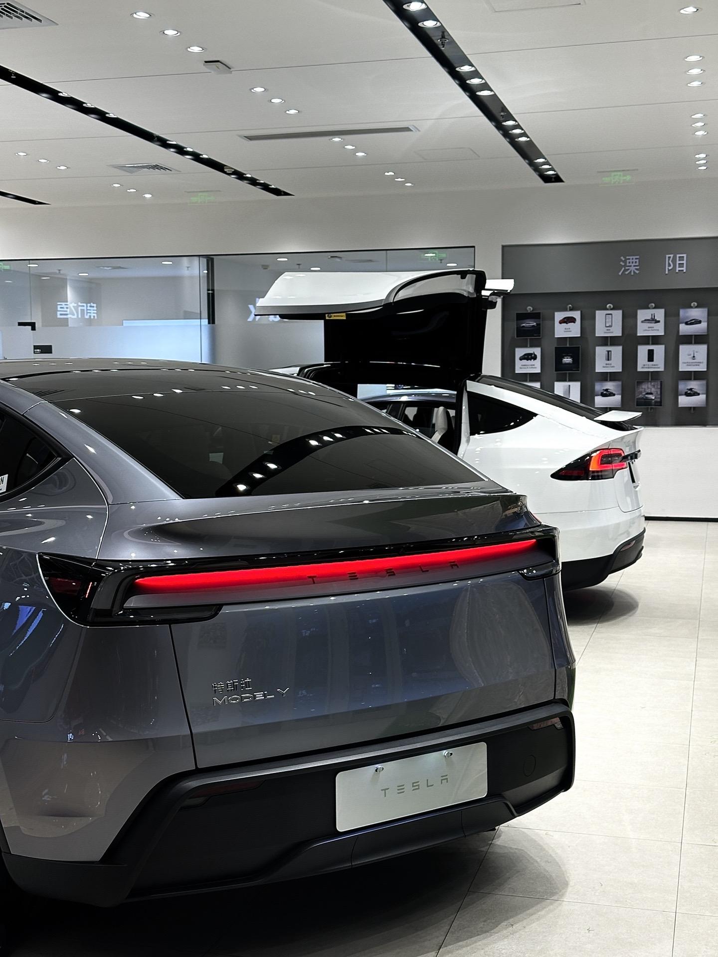 感受下焕新modely的尾灯，辨识度和回头率拉满