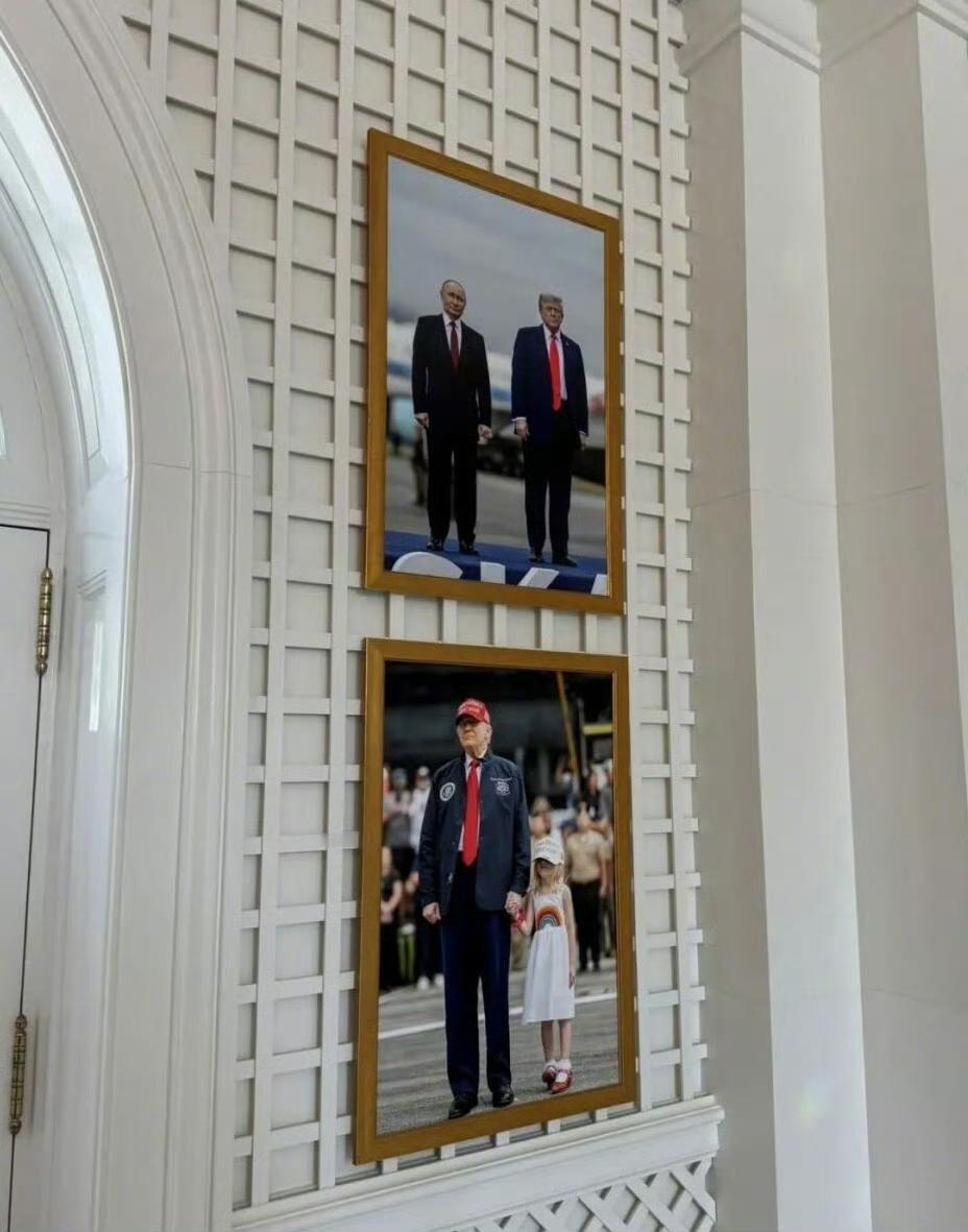 特朗普把这张与普京的合影挂上白宫墙，华盛顿的空气里都飘着一股“通俄门”的香味。网