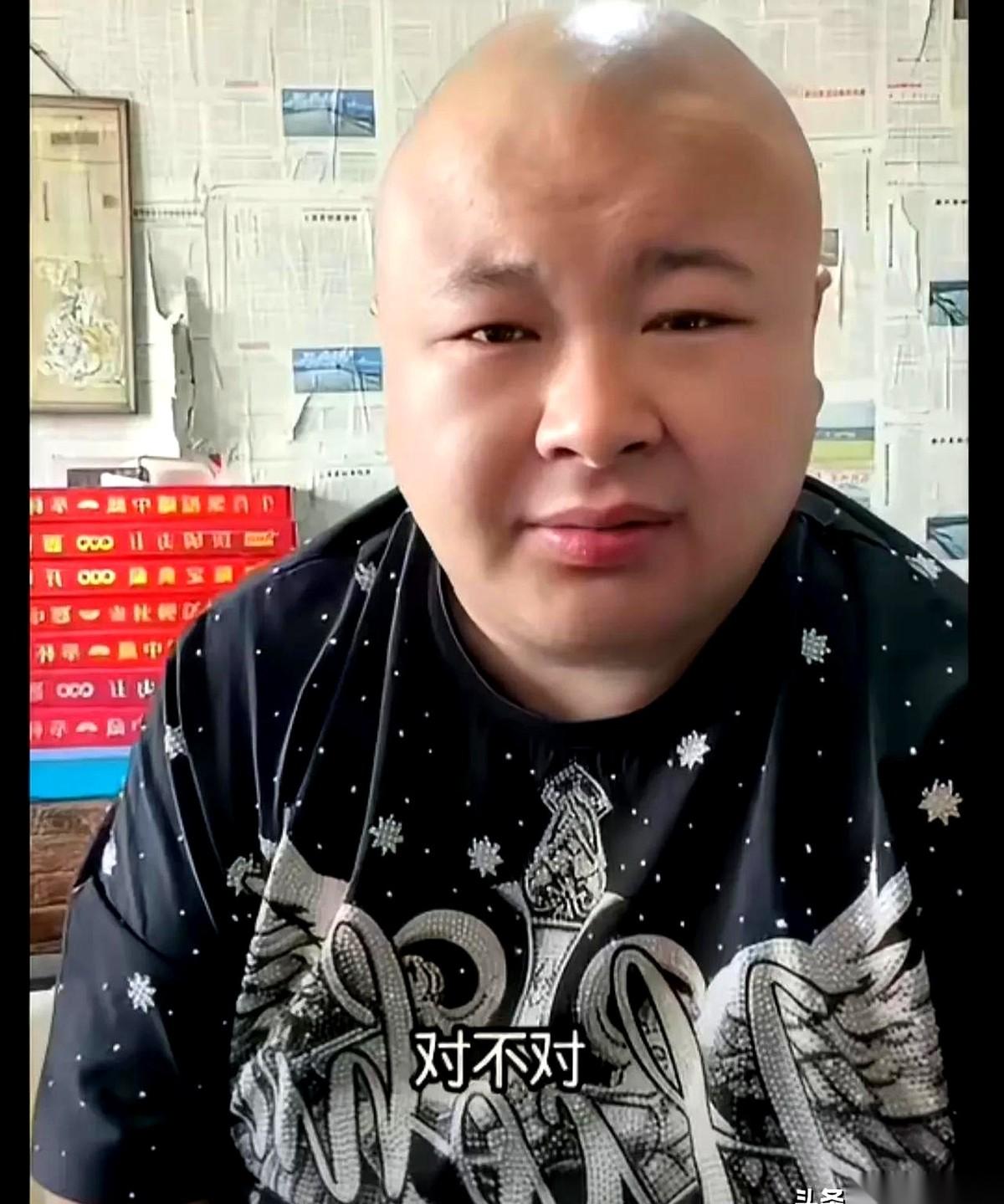 “我就是块上不了台面的狗肉，捧我干啥？”
这话从一个陪着老板打天下、苦熬出头的“