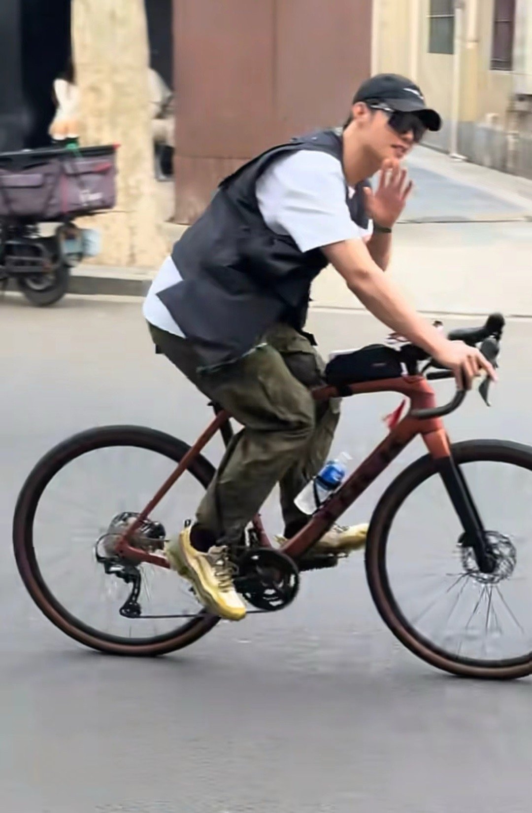 黄景瑜又在哪逛呢咱就说黄景瑜又在哪逛呢？先是骑车被偶遇，现在又被网友遇到黄景瑜和