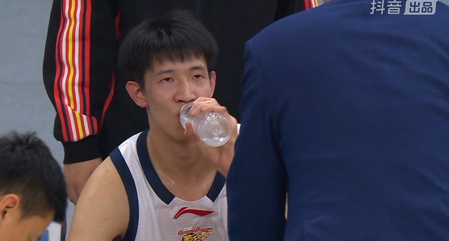 黄明依有进步啊，攻防都顺眼多了。要是能继续进步的话，常规赛不可能不会给你机会的。