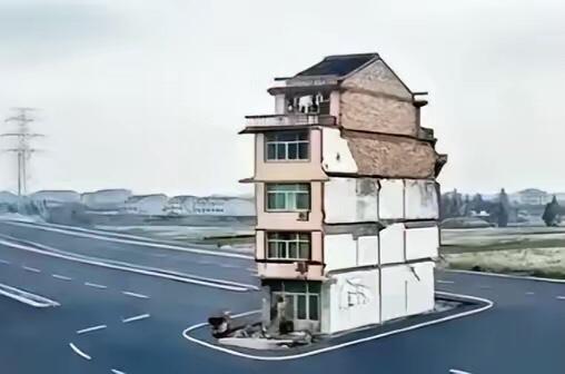 2003年，上海钉子户放出狠话：“没有六套房加一个亿，你们休想让我搬走！”为此，