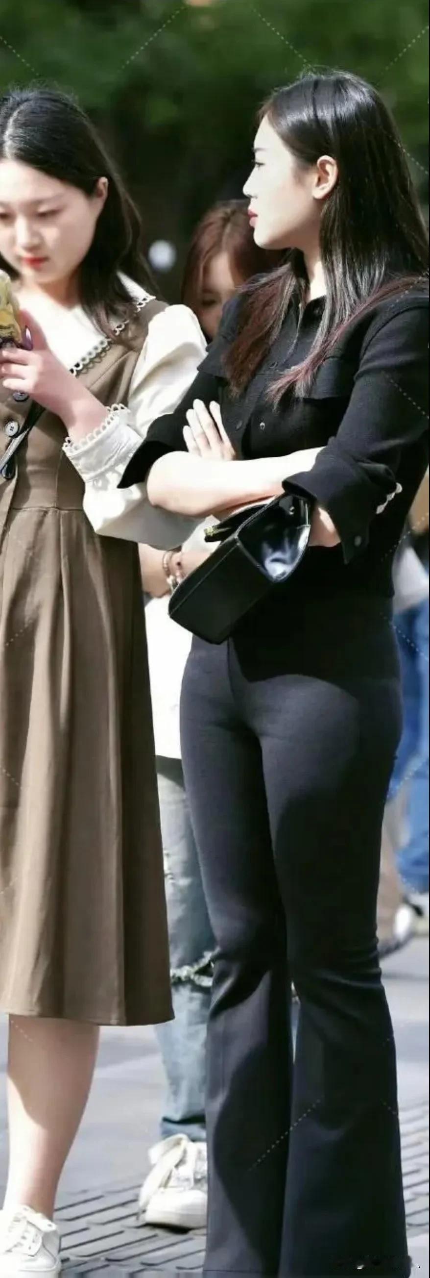 裤装轻扬步，微风拂面香。身着裤装的她，步伐轻盈且自信，尽显干练气质。微风拂来，似
