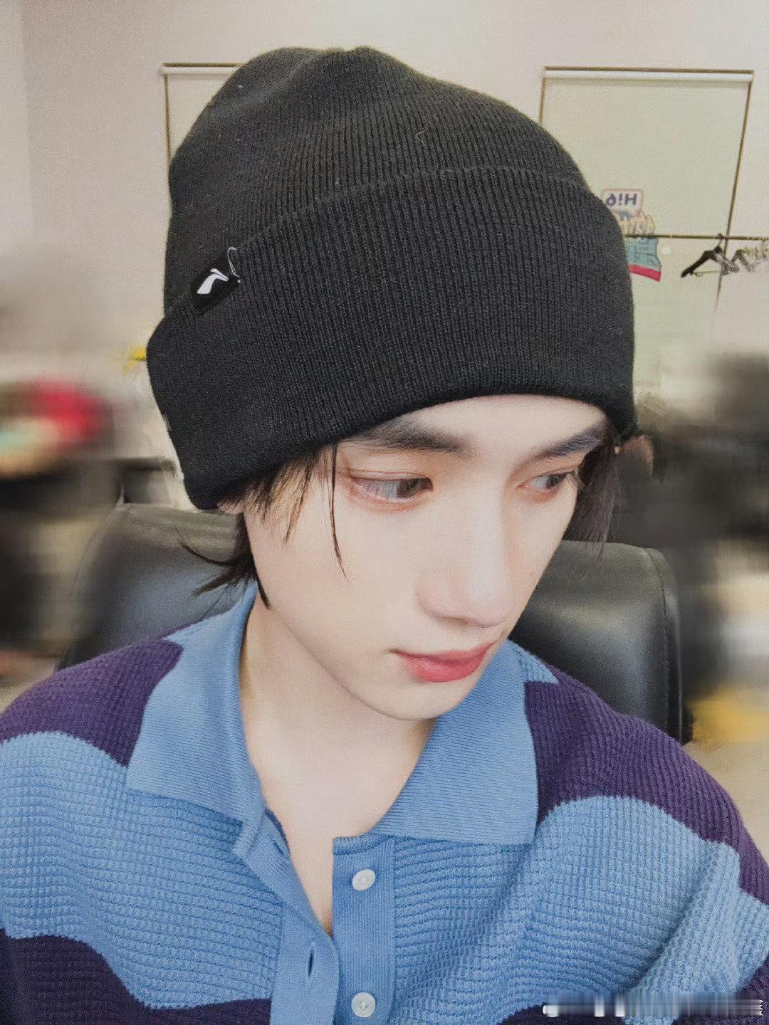 丁程鑫黑发冷帽你好星期六谁能拒绝在录制好六时，小丁戴着冷帽的可爱笑容呢？太治愈了