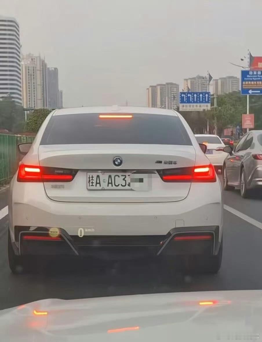 多地新能源车牌绿色变白色好看难看另说，这种行为本身就是一种违法行为。大家注意可别