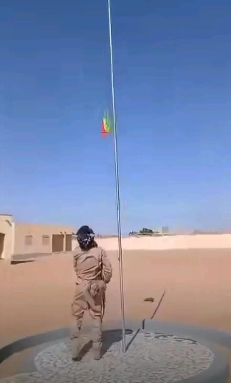 法国国家电视台报道，当地时间25日，马里分离武装“阿扎瓦德正义军”，和另一个武装