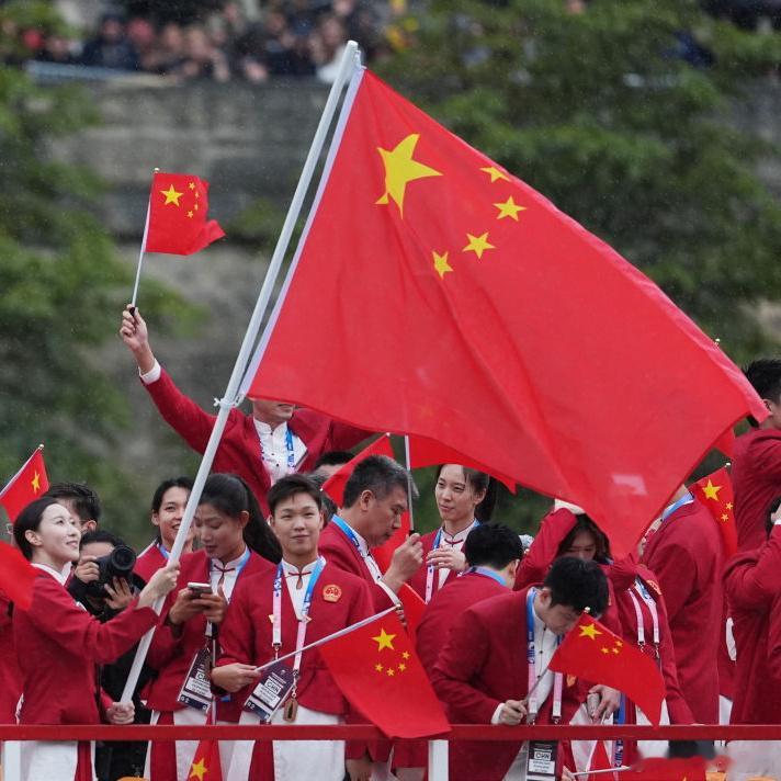 真是在夹缝中寻找开幕式里中国女排的身影。女排运动员郑益昕、庄宇珊，教练员袁志、袁