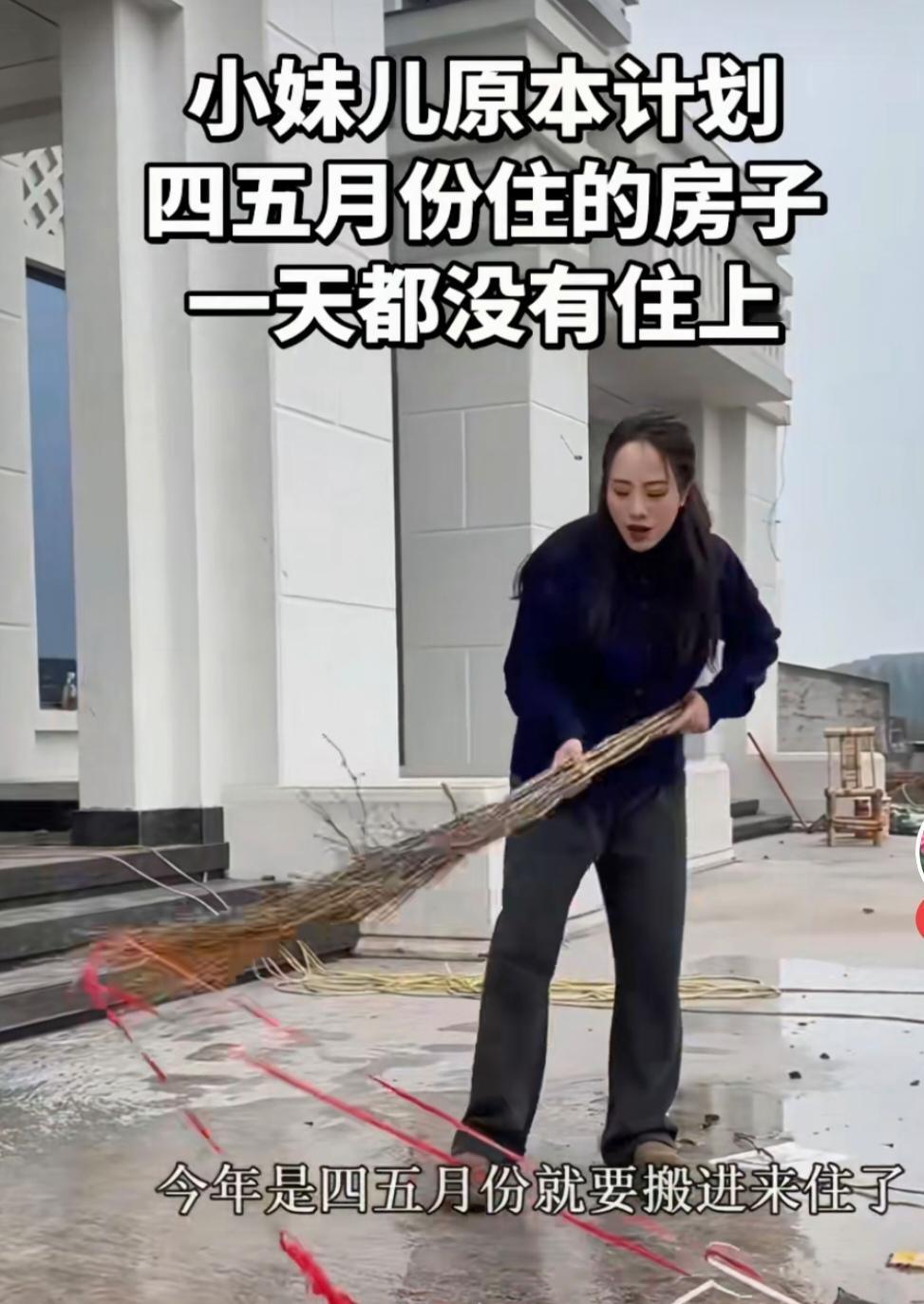 翻开小妹儿的视频。她对小二娃说，今年的四五月份计划就要搬回来住了。搬回别墅来住，