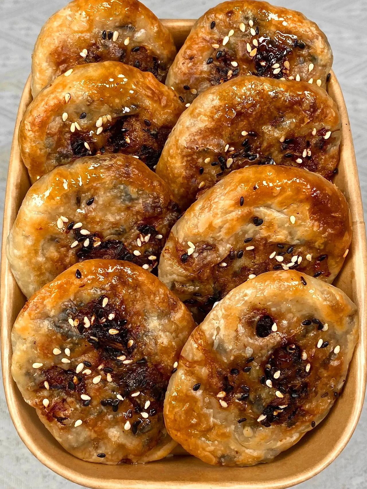 酥脆掉渣的梅干菜锅盔！拿肉都不换超好吃！
做法：
1、肉末加梅干菜、葱花、1勺生